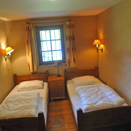Beautiful Wooden Chalet With Large Garden And Balcony, Located In בית נופש