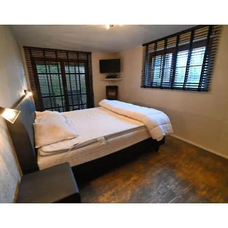 Beautiful Wooden Chalet With Large Garden And Balcony, Located In * ברוו