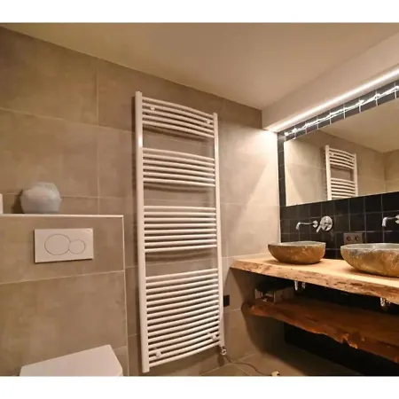 Beautiful Wooden Chalet With Large Garden And Balcony, Located In בית נופש ברוו