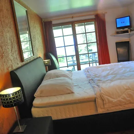 Beautiful Wooden Chalet With Large Garden And Balcony, Located In בית נופש ברוו
