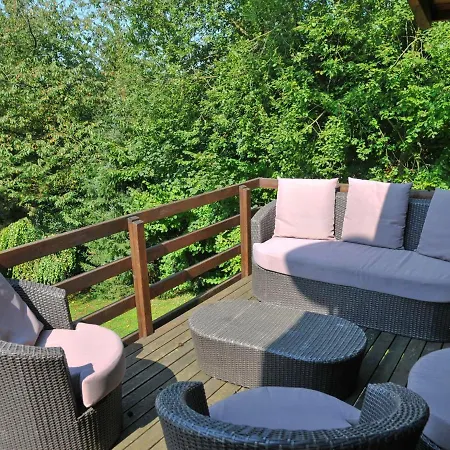 Beautiful Wooden Chalet With Large Garden And Balcony, Located In בית נופש