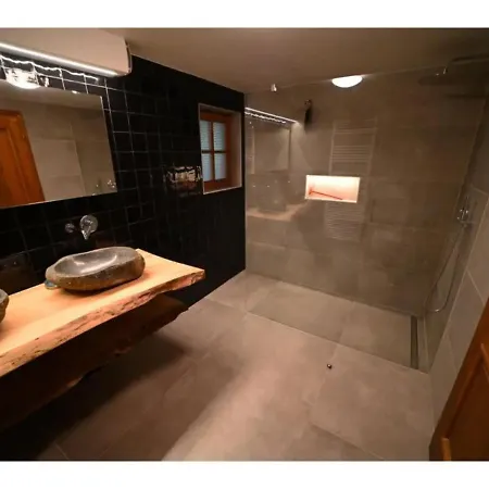 Beautiful Wooden Chalet With Large Garden And Balcony, Located In בית נופש *
