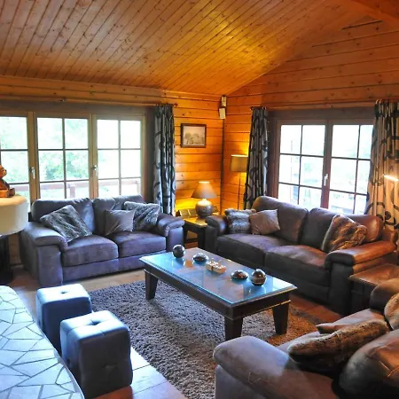 Beautiful Wooden Chalet With Large Garden And Balcony, Located In בית נופש ברוו